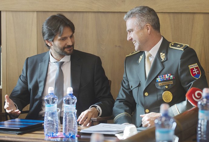 Bývalý policajný prezident Tibor Gašpar a exminister vnútra Robert Kaliňák. Foto – TASR