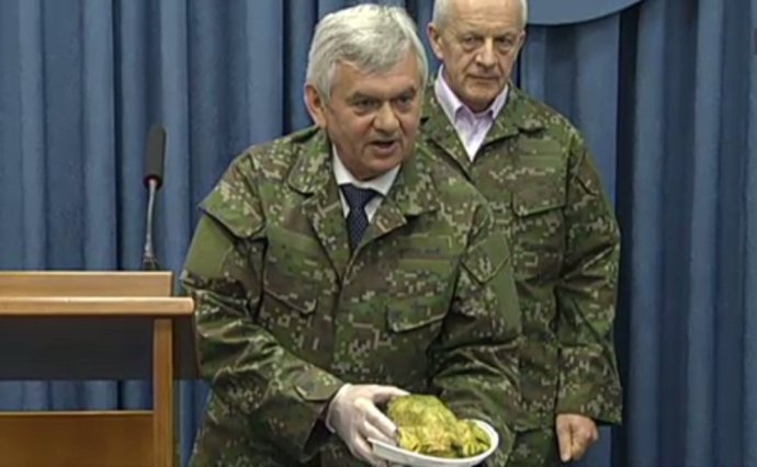 Ľubomír Jahnátek v uniforme v roku 2015 si urobil na ministerstve obrany prvoaprílový žart, keď predstieral hygienickú kontrolu vojenského kurčaťa. Reprofoto – TA3