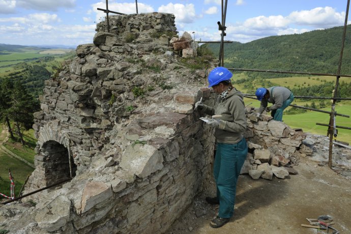 Kamenický hrad v okrese Sabinov od roku 2006 zachraňovali len dobrovoľníci. Až o sedem rokov sa pridal aj štát. Foto – TASR