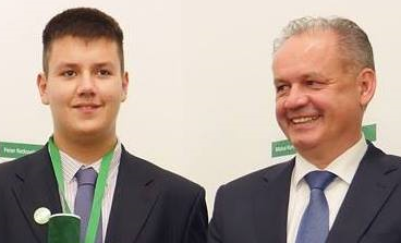 Ondrej Vrábel s prezidentom Andrejom Kiskom pri preberaní ceny LEAF. Foto – archív Ondreja Vrábla