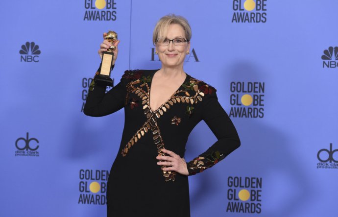 Meryl Streepová pózuje s Cenou Cecila B. DeMilla na Zlatých glóbusoch. Foto – TASR/AP