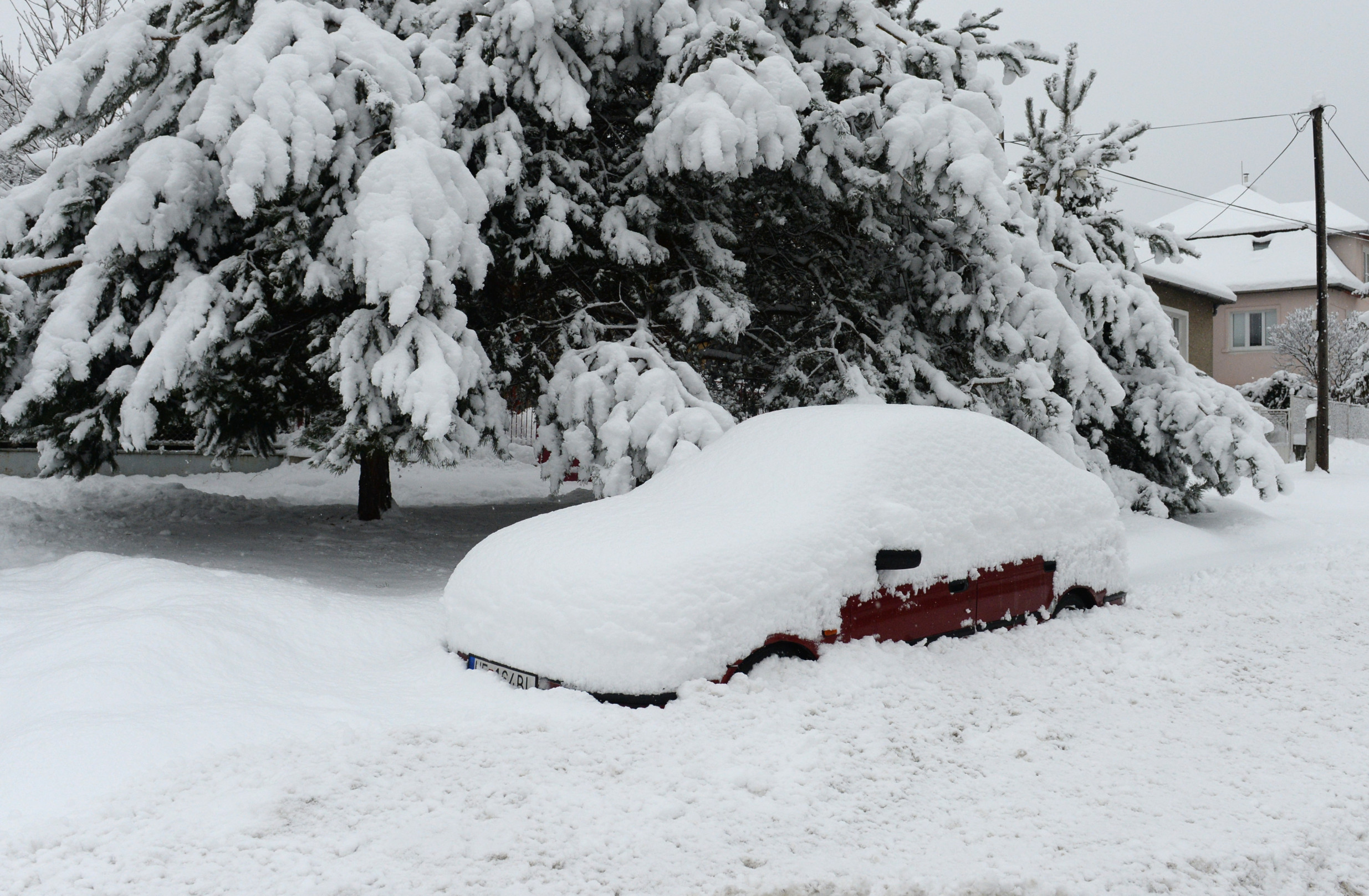 Východ Slovenska trápi sneh, v&nbsp;niektorých častiach Košického kraja vyhlásili mimoriadnu situáciu (+ foto)