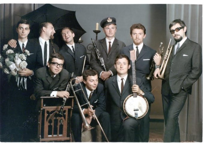 V roku 1966 hral Traditional Club na trojdňovom open-air festivale v belgickom Comblain-La-Tour popri Sextete Bennyho Goodmana, Kvartete Stana Getza a ďalších svetových džezových hviezdach. Z tejto zostavy sa dnes predstavia Igor Čelko a Vlado Vizár (v dolnom rade zľava). Foto – archív V. V,