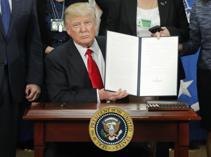 Jedno z prvých rozhodnutí Trumpa - postaviť múr na hraniciach s Mexikom a nevpustiť migrantov zo siedmich krajín. FOTO - TASR/AP