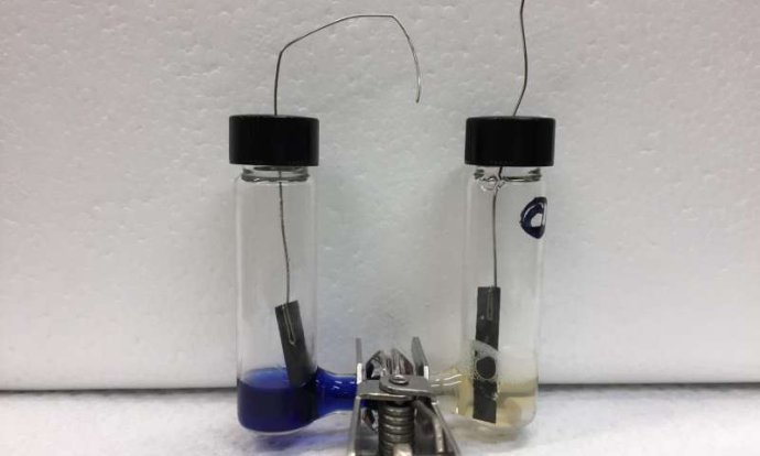 Enzymatická batéria s dvoma druhmi enzýmov, ktorá okrem energie vyrába aj amoniak. Foto – Ross Milton