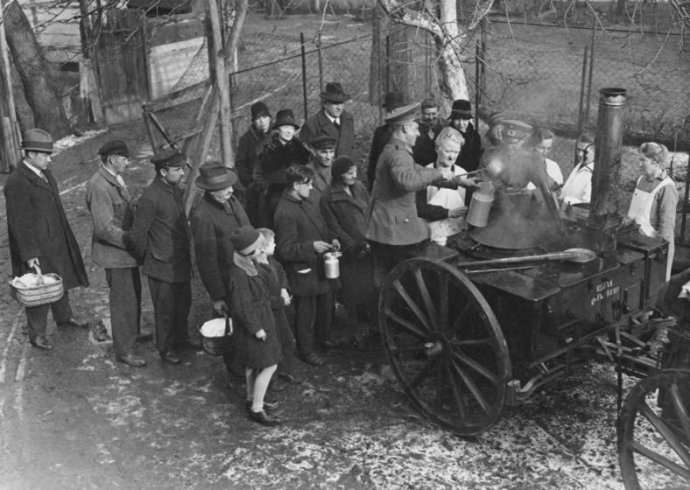 Chudobní Berlínčania čakajú v rade na jedlo v roku 1931. O rok neskôr získal Adolf Hitler v slobodných a férových voľbách 37 % hlasov. Zdroj – Bundesarchiv (Bild 183-T0706-501), Wikimedia Commons
