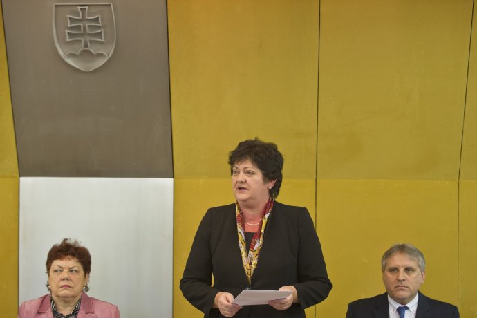 Kandidáti na ombudsmana Janka Šipošová, Mária Patakyová a Anton Čulen. Foto - TASR