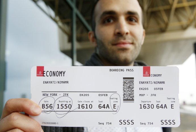 Iránsky bioinžinier Nima Enayati ukazuje letenku, ktorá mu dovoľuje letieť do USA, po tom, čo sudca zastavil Trumpov zákaz. Foto – TASR/AP