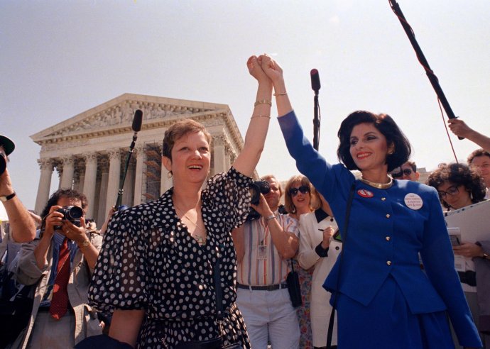 Norma McCorveyová (vľavo) v roku 1973 počas procesu pred najvyšším súdom. Foto – TASR/AP