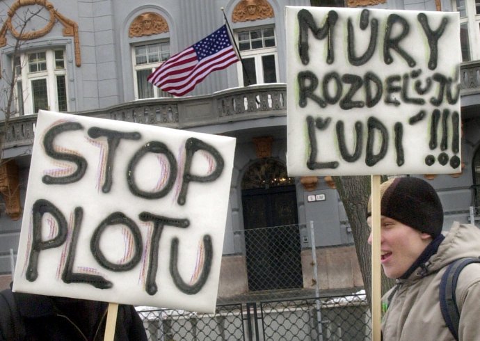 Demonštrácia proti stavbe plota okolo americkej ambasády v Bratislave. FOTO - TASR