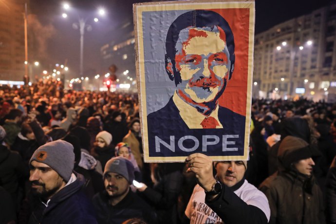 Rumuni neváhali a aj neskoro večer vyšlo do ulíc 15-tisíc ľudí. Protesty sa chystajú aj v stredu. Foto - tasr/ap