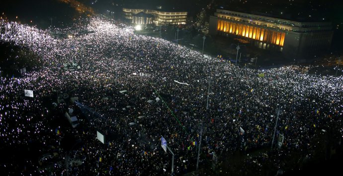 Rumuni zažívajú najväčšie protesty od konca komunizmu. Foto – TASR/AP
