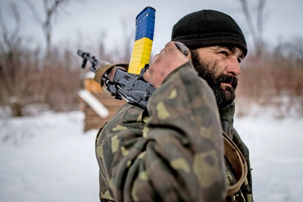 Vojna na Donbase: Fabrika dymí, rakety lietajú a&nbsp;ľudia veria Rusom