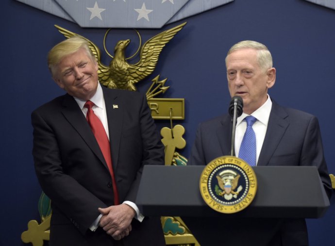 Americký prezident Donald Trump a odchádzajúci minister obrany James Mattis. Foto – TASR/AP