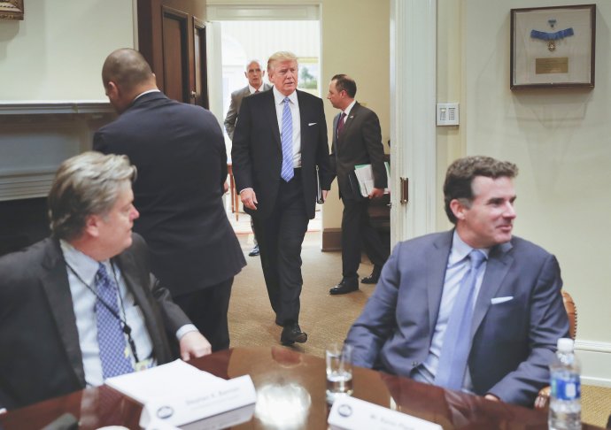 Donald Trump (uprostred) a Stephen Bannon (vľavo). Foto – TASR/AP