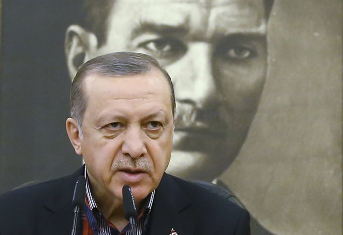 Turecký prezident Recep Tayyip Erdogan pred portrétom zakladateľa tureckej republiky Atatürkom. Foto – TASR/AP