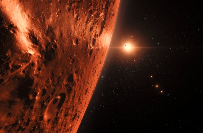 Umelcova predstava pohľadu z povrchu jednej zo siedmich planét obiehajúcich hviezdu TRAPPIST-1. Foto – ESO/M. Kornmesser/spaceengine.org