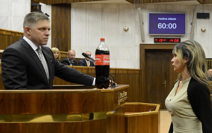 Robert Fico mal Coca-Colu aj pri svojom odvolávaní v roku 2013. Foto – TASR