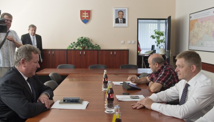 Premiér Fico a Jozef Holjenčík v roku 2015 pri debate o ocenení majetku distribučných spoločností. Foto – TASR