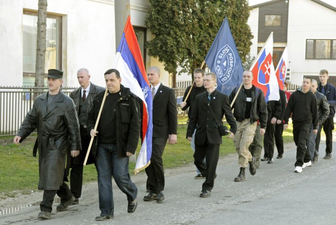 Takto kotlebovci na výročie slovakštátu pochodovali ešte v roku 2008 v Čakajovciach. Netreba na to zabúdať. Kotleba má na sebe kožený kabát podobný takým, aké nosilo gestapo. Foto – TASR