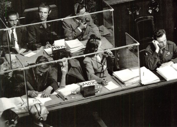 Tlmočníci na norimberských procesoch: vpredu anglickí, vzadu francúzski. Fotografia z knihy Francesca Gaiba: The Origins of Simultaneous Interpretation: The Nuremberg Trial