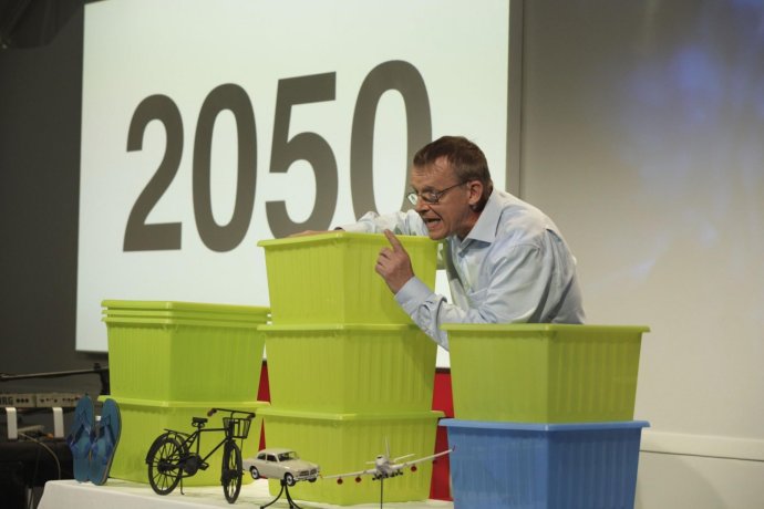 Hans Rosling na TED prednáške pracoval aj s plastovými krabicami. Reprofoto – TED