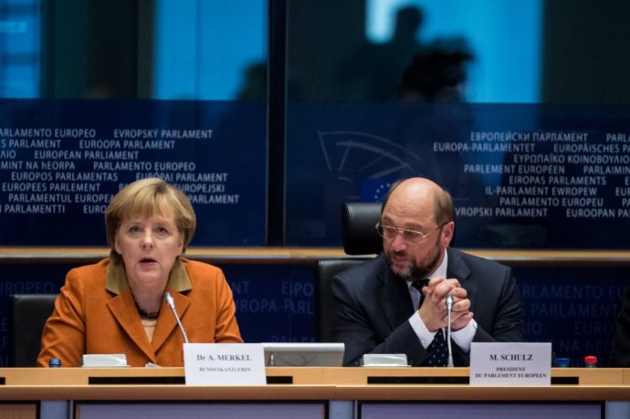 Nemecká kancelárka Angela Merkelová a jej súper Martin Schulz ešte v čase, keď viedol Európsky parlament. Foto – TASR/AP