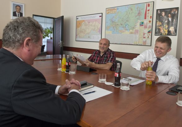 Roman Šipoš (po pravici premiéra) na stretnutí s Jozefom Holjenčíkom v roku 2015. Foto – TASR