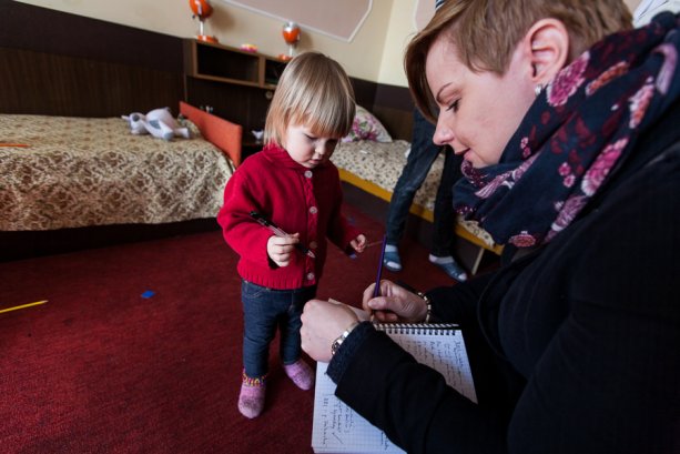 Alena Vachnová s presídlenými rodinami na Ukrajine