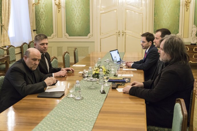 Mimovládky počas stretnutia s predsedom vlády Ficom. Foto – TASR