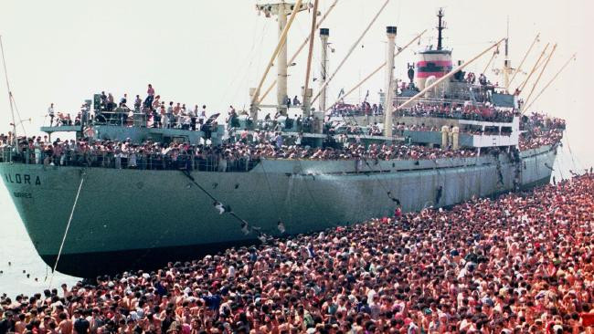 Hoaxy o migrantoch sa u nás šíria už tri roky. K najslávnejším patrí fotka lodi plnej migrantov, ktorí sa údajne práve vyloďujú v Európe. Fotka v skutočnosti pochádza z roku 1991, je na nej loď La Vlora, ktorej kapitán bol vtedy nútený priviesť 20-tisíc Albáncov do Talianska. Foto – Wikipedia