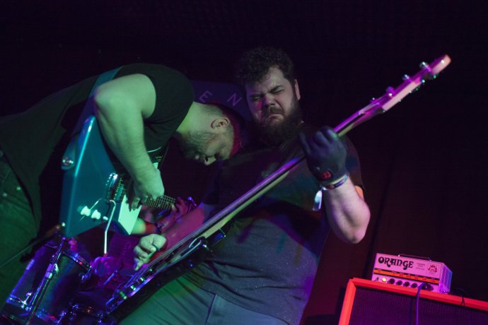 Na showcaseových festivaloch buď neviete, kto všetko môže stáť pod pódiom, alebo to viete veľmi dobre, a o to lepšie musíte hrať. The Ills na festivale Ment v Ľubľane. Foto – Urska Bojlkovač