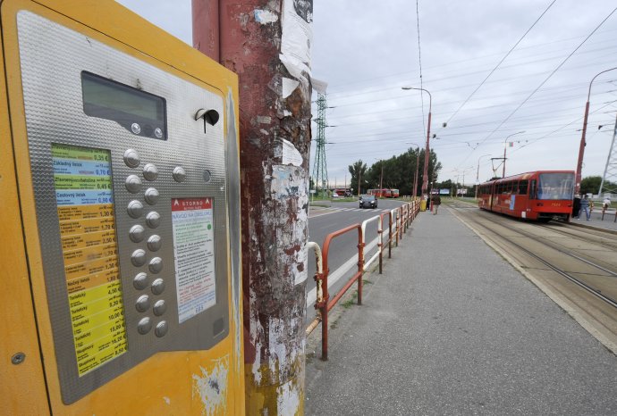 Dopravný podnik do konca roka prerobí 50 žltých automatov na platbu bezkontaktnou kartou. Ilustračné foto – TASR