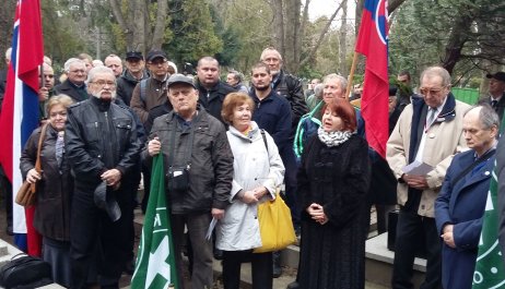 Poslanci ĽSNS pri symbolickom hrobe Jozefa Tisa, v popredí poslankyňa Natália Grausová. Foto N – Vladimír Šnídl