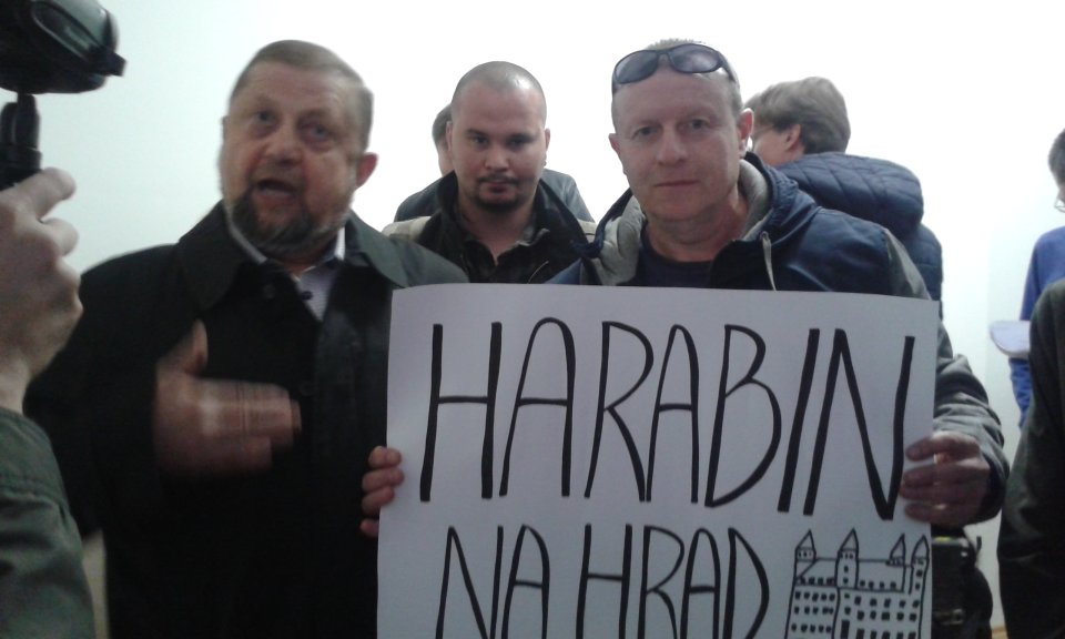 Štefan Harabin a jeho podporovatelia pred disciplinárnym pojednávaním. Foto N – Veronika Prušová