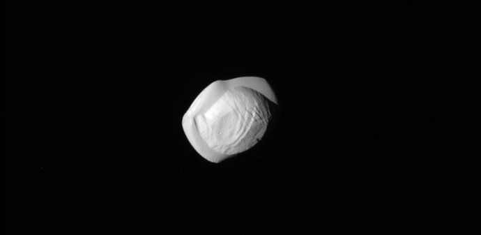 Saturnov mesiac Pan má viac ako nezvyčajný tvar. Foto – NASA/JPL-Caltech/Space Science Institute