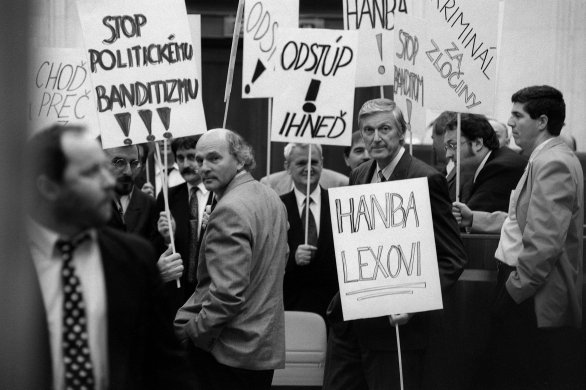 Protest parlamentnej opozície proti Ivanovi Lexovi v roku 1996. „Stop politickému banditizmu, Odstúp, Choď preč z parlamentu, SIS – ŠtB, Hanba Lexovi, Stop politike zločincov“. Foto – TASR