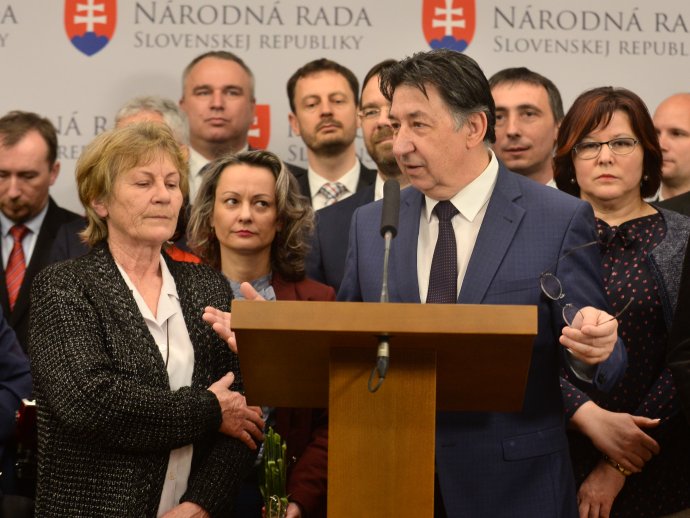 Anna Remiášová a Ján Budaj pred hlasovaním v parlamente. Foto – TASR