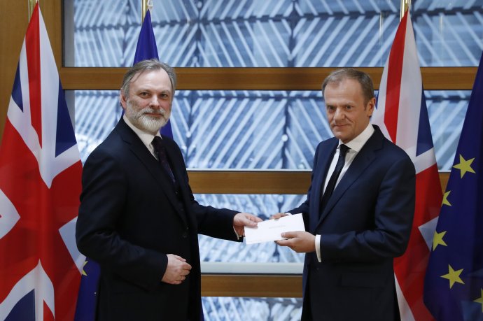 Britský veľvyslanec pri EÚ Tim Barrow odovzdáva predsedovi Európskej rady Donaldovi Tuskovi list, v ktorom Británia oficiálne oznamuje zámer odísť z EÚ. Foto – TASR/AP