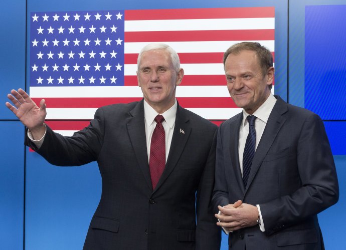 Donald Tusk (vpravo) ako predseda Európskej rady sa nedávno stretol aj s novým americkým viceprezidentom Mikom Penceom. Foto – TASR/AP