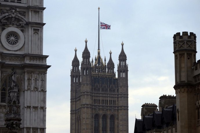 Po teroristickom útoku na britskom parlamente stiahli vlajku na pol žrde. Foto – AP