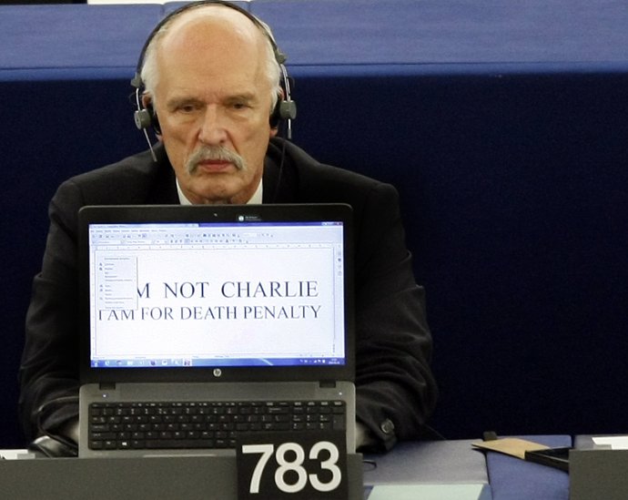 „Nie som Charlie, som za trest smrti,“ oznámil kontroverzný politik Korwin-Mikke po útokoch na Charlie Hebdo v roku 2015. Foto – TASR/AP