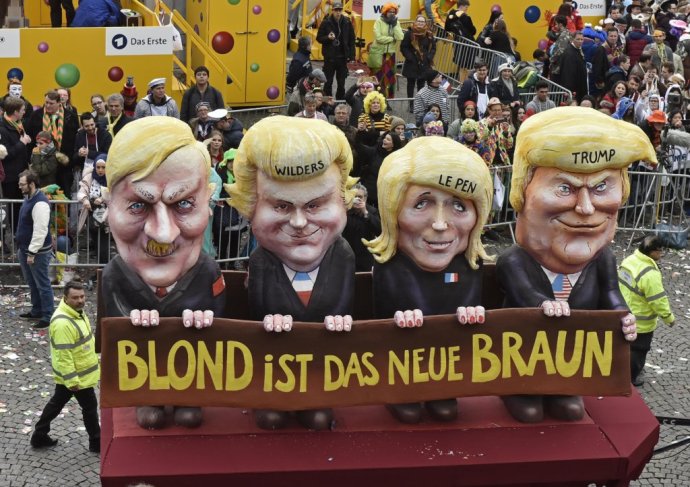 Blond je nová hnedá. Voz s Adolfom Hitlerom, Geertom Wildersom, Marine Le Penovou a Donaldom Trumpom na nemeckom karnevale. Foto – TASR/AP