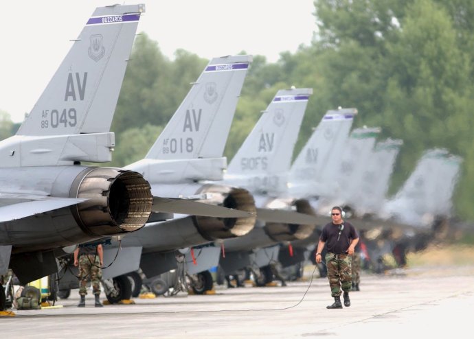 Americké stíhačky F-16 na letisku v Kuchyni. Foto – TASR