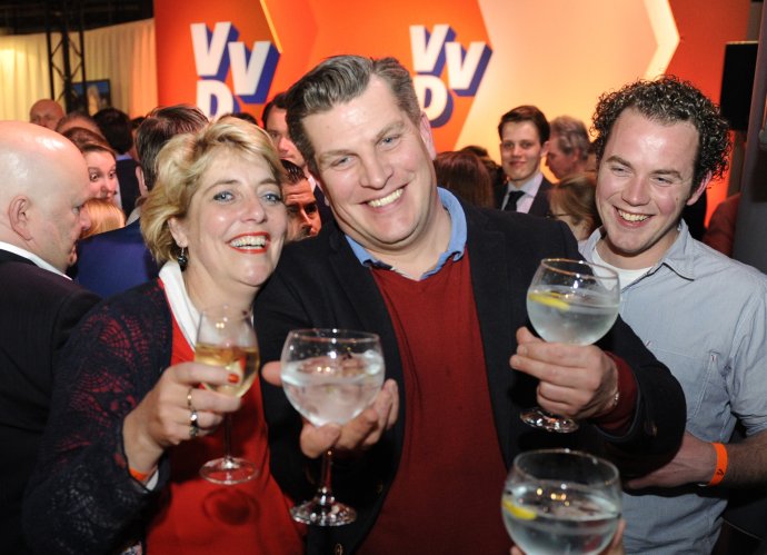 Členovia Ľudovej strany za slobodu a demokraciu (VVD) holandského premiéra Marka Rutteho sa tešia po zverejnení výsledkov exit pollu v parlamentných voľbách v Holandsku. Foto – tasr/ap