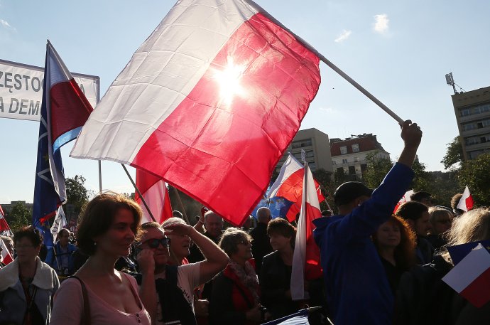 September 2016 – Poliaci protestujú proti politike poľskej národno-konzervatívnej vlády. Foto – TASR