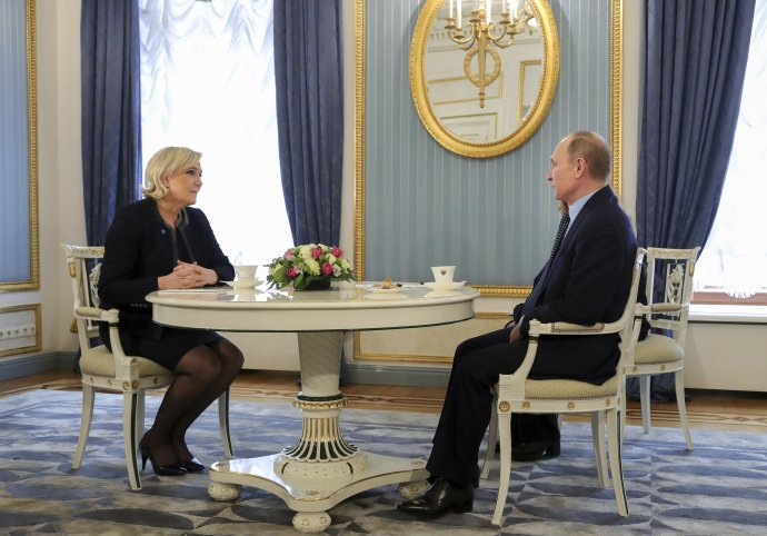 Marine Le Penová s Vladimirom Putinom v piatok v Kremli. Foto – TASR/AP