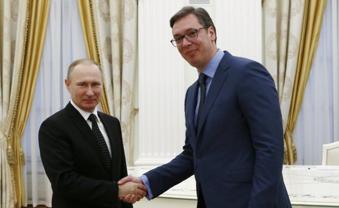 Srbský prezident Aleksandar Vučić s Vladimirom Putinom. Foto – TASR/AP