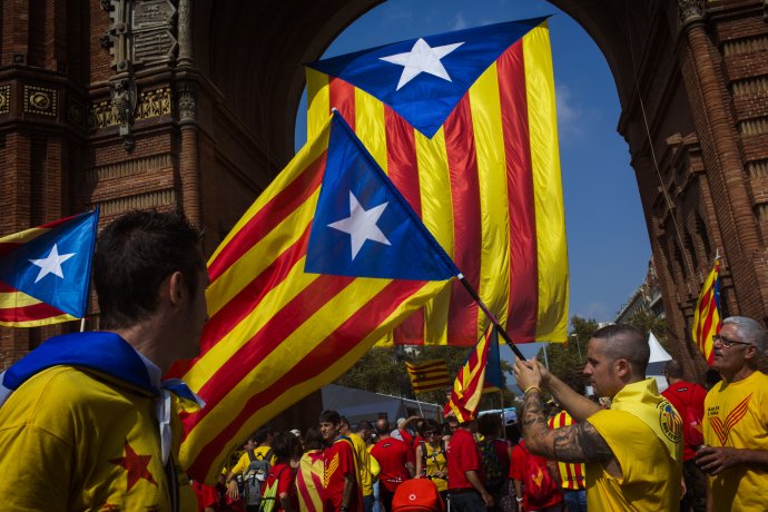 Obyvatelia Katalánska so známou vlajkou, ktorá symbolizuje nezávislosť. Foto - TASR/AP