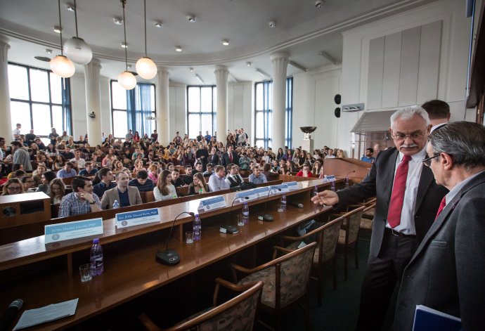 Ján Cuper na diskusii o amnestiách pred študentmi Právnickej fakulty UK v Bratislave. Foto N – Tomáš Benedikovič